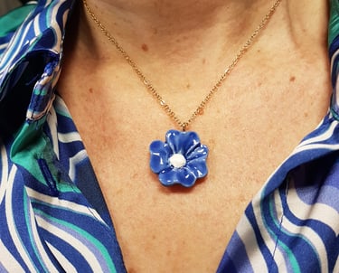 Bijou pendentif en céramique émaillé de couleur bleu