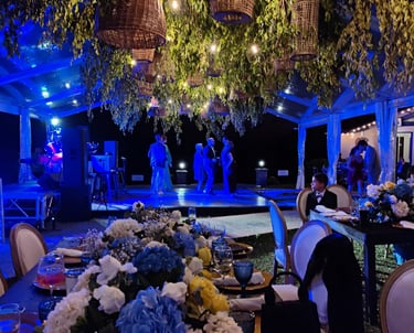 pista de baile en boda nocturna en boquete con decoracion flotando