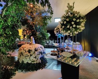 flores blancas decoracion de mesa de dulce y postres para una boda en interior