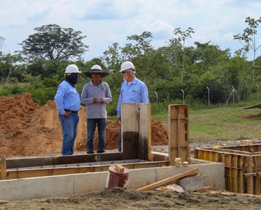 Construcción de una estructura en concreto reforzado en fase inicial.