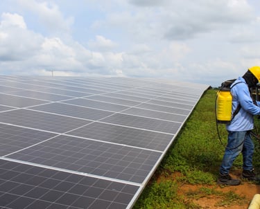 Técnico inspeccionando una instalación fotovoltaica industrial.