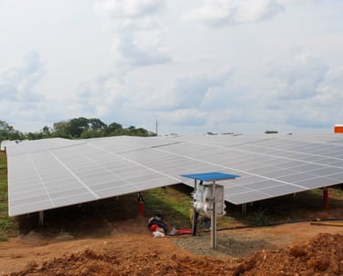 Paneles solares instalados en un techo residencial con cielo despejado.