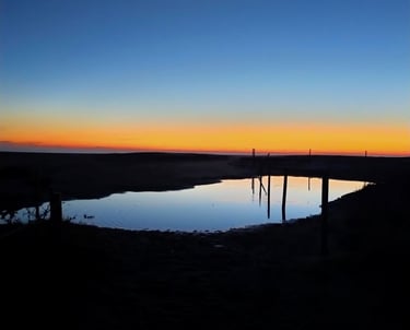 Fotografía de la naturaleza un amanecer y el reflejo en el agua