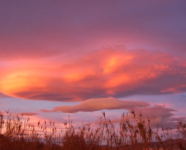 Fotografía de la artista Eva Mas/ Jhevva. Un atardecer ardiente en colores rojos y naranjas