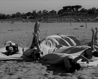 Fotografía de muejres bailando en la playa colección serie fotograficas Eva Mas