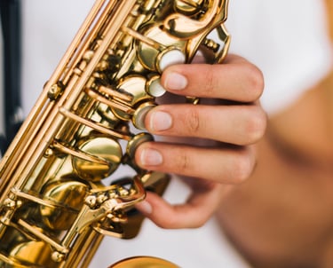 gros plan sur une main qui joue du saxophone