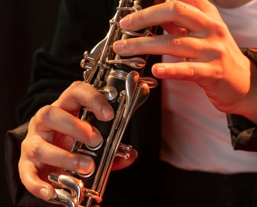 gros plan sur des mains qui jouent de la clarinette