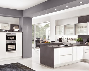 moderne grau/weiß Küche mit Kochinsel