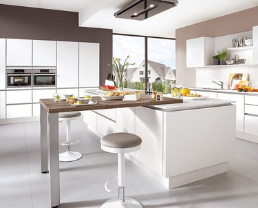 moderne grau/weiß/beige Küche mit gedeckter Kochinsel