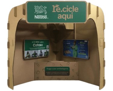 iamgem de um display especial feito inteiro de papelão