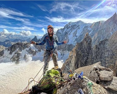 guia de montaña con cuerdas en la cumbre