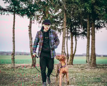 šuo dirba su treneriu