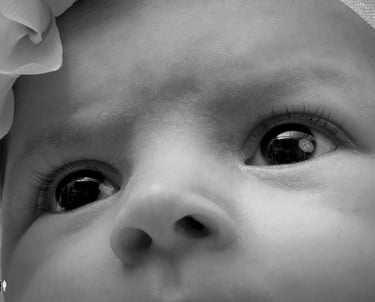 photo-bebe-gros-plan-sur-les-yeux-magiques-noir-et-blanc-florent-studio-photographe-fanie-boulogne-sur-mer-lille-le-touquet-p