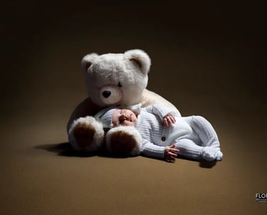 photo-bebe-splendide-dans-les-bras-d-une-peluche-ours-florent-studio-photographe boulogne-sur-mer-lille-le-to