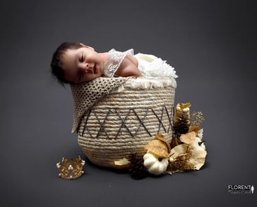 studio-photo-bebe-allongé-petit-panier-dort florent-studio-photographe-boulogne-sur-mer-lille-le-touquet-paris-calais-lumbres