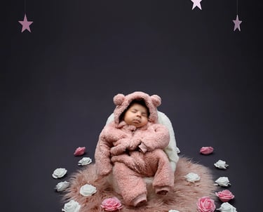 studio-photo-bebe-dans-petit-fauteuil-habit-nounours-entoure-de-roses-et-etoiles-florent-studio-photographe-fanie-boulogne-su