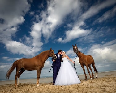 celebre photographer weeding florent studio lille-after-day-mariage-couple-et-leurs-chevaux-sur-la-plage-saint omer-le touque