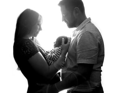 photographe-bebe-boulogne-sur-mer-saint-omer-couple-porte-bebe-fonds-blanc-fanie-photographe-florent-studio-lille-le-touquet-