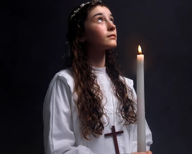 portrait-communion-studio-communiante-avec-bougie-sur-fond-noir-florent-studio-photographe-lumbres-saint-omer-boulogne-sur-me