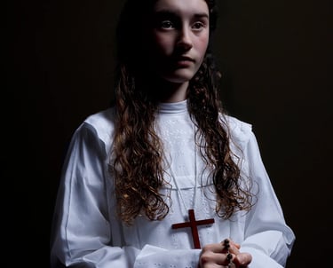 lumbres saint omer -communion-un-vrai-tableau-de-la-renaissance-bougie-regard-perdu-florent-photographe-fanie-boulogne-sur