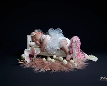 photo bebe-petit-lit-avec-fleurs-magique-dort-paisiblement-photographe-florent-studio lille