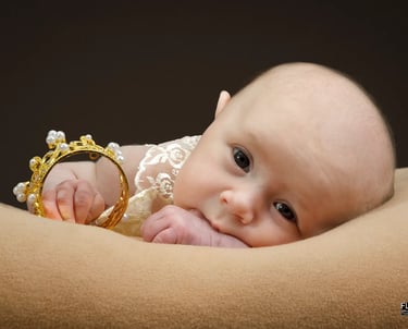 seance photo bebe petite-reine-et-sa-couronne-photographe-florent-studio-boulogne-sur-mer-lille-