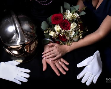 studio-photo-pompiers-plan-sur-les-mains-reflet-casque bouquet-alliances-florent-mariage-saint omer
