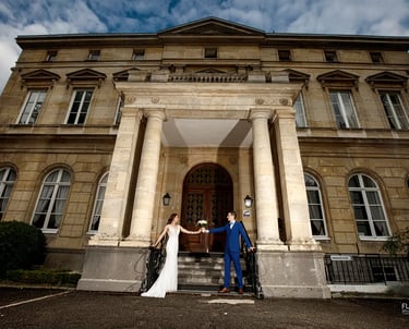 weeding photographer lille magique couple-avec-bouquet-devant-chateau-fenelon cambrai-calais-arras