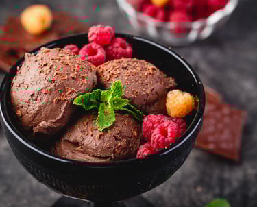 Creación de helado de chocolate oscuro con tropiezos de frutos rojos