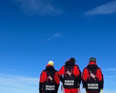 Monitores de Niavra, en una pista de esuí