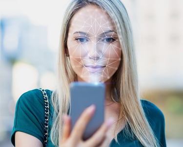 Mulher realizando escaneamento de bem-estar no celular.