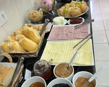 café da manhã para hospedes, bolos, frios, leite, yogurte