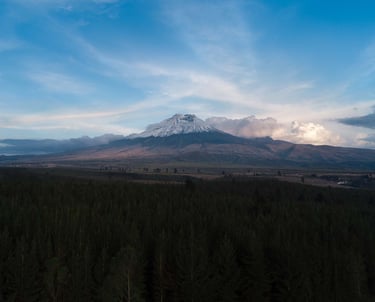 Foto aérea con dron del volcán cotopaxi al anochecer en ecuador