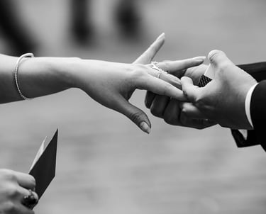 Plano detalle de novio colocándole el anillo a su novia en el dedo