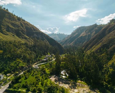 Foto de dron de valle entre dos montañas