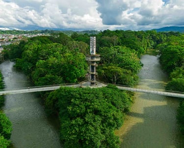 Foto de dron del puente de la ciudad Tena en Ecuador