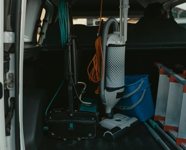 Arrière d'un camion avec du matériel de chantier