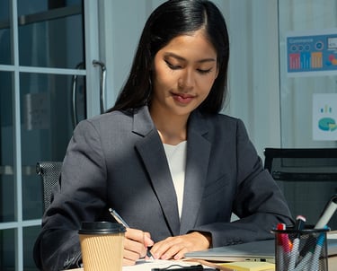 alt="Consultant financier analysant des données sur une tablette - Cabinet de recrutement Finance"