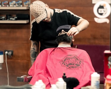 Equipo profesional trabajando en la mejor barbería en Valencia