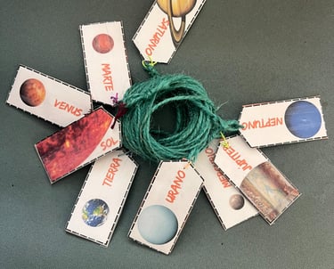 Esta es una imagen de la cuerda enrrolada con las tarjetas que representan a cada uno de los planeta