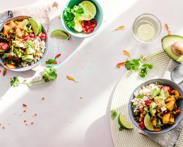 Ein Tisch mit leckerem und gesundem Essen
