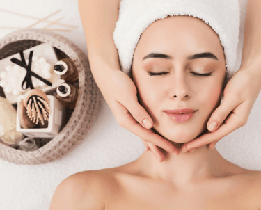 Frau bekommt eine Gesichtspflege