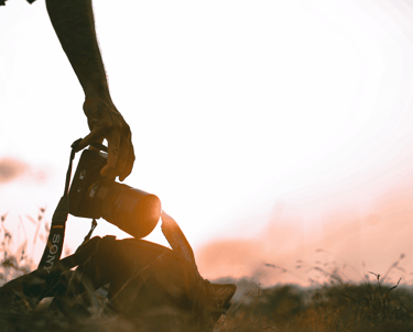 Fotograf hält Kamera in der Hand