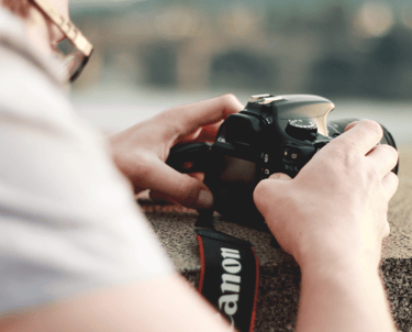 Fotograf schießt gerade ein Bild