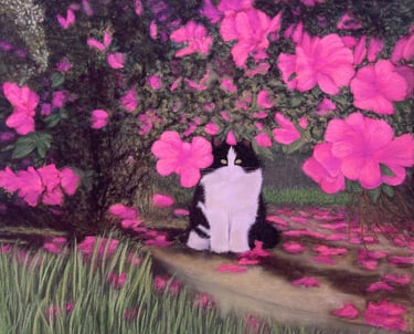 Gata preta e branca sob azaleias rosas floridas.