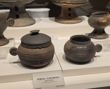 Gaya period jars with handles