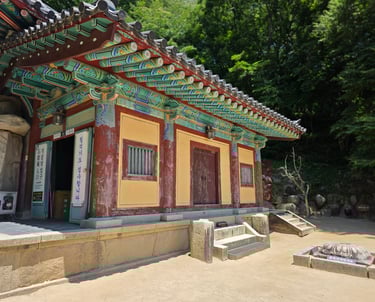 Building housing the Sakyamuni Buddha statue and associated artworks