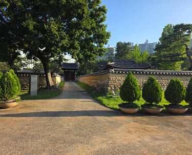 Entrance leading to Dongchundang