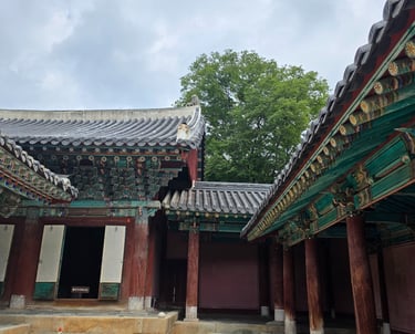 Architectural features of the main hall