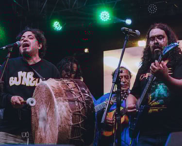 Artistas Ecuatorianos de Jayac y Curare tocando en vivo bombos, guitarras y voz.
